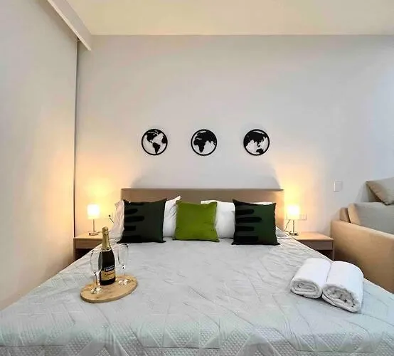 Modern Apartment/jacuzzi/sauna/pool/gym Apartment
